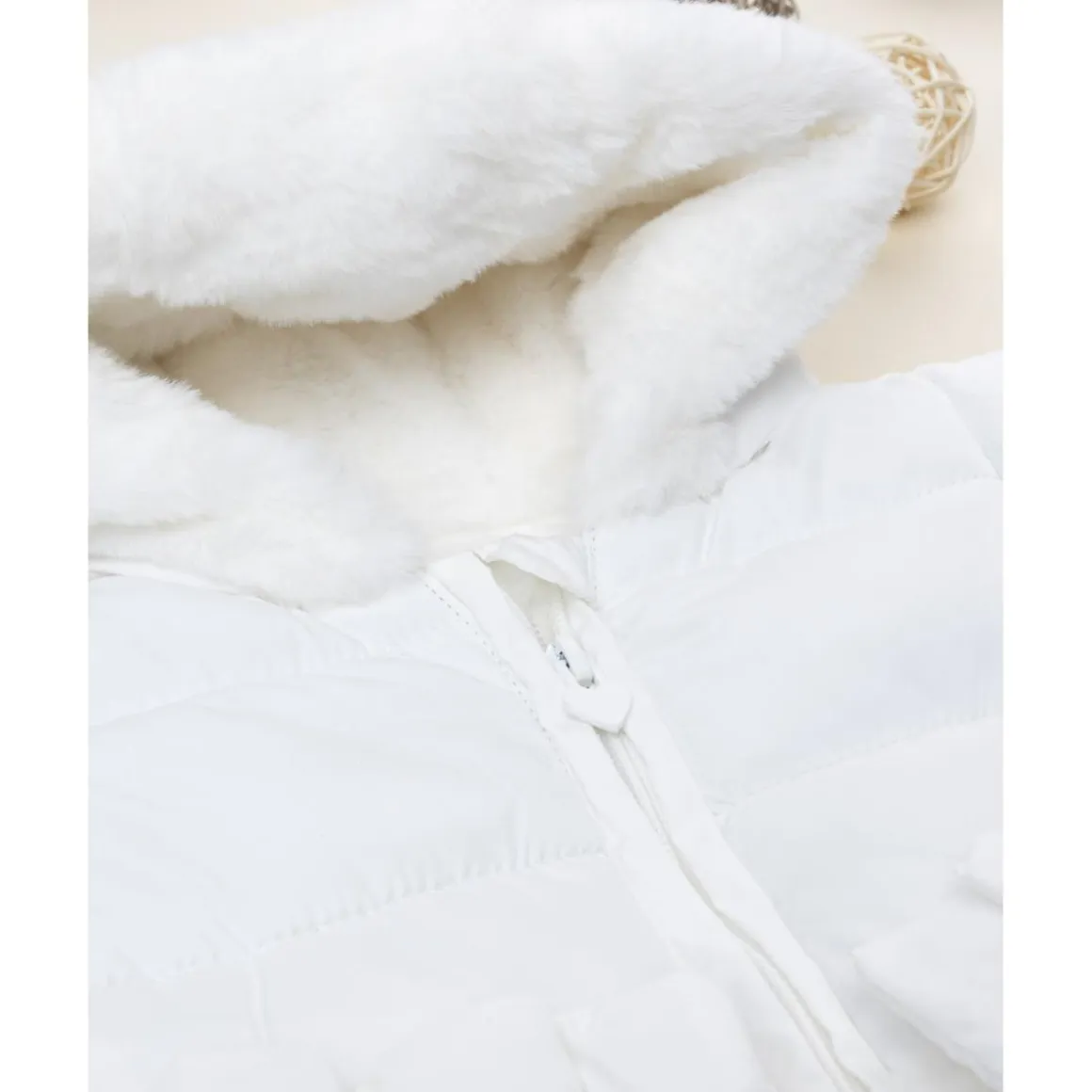 Abrigo acolchado niña blanco con inserto de peluche