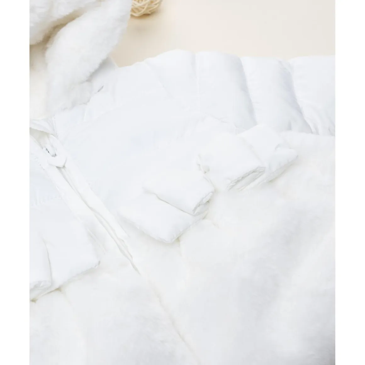 Abrigo acolchado niña blanco con inserto de peluche