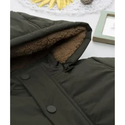 Abrigo acolchado verde con pelo sintético para niño