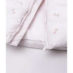 Abrigo rosa con lazos para niña