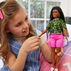 Barbie - Muñeca Fashionista - Camiseta neón leopardo