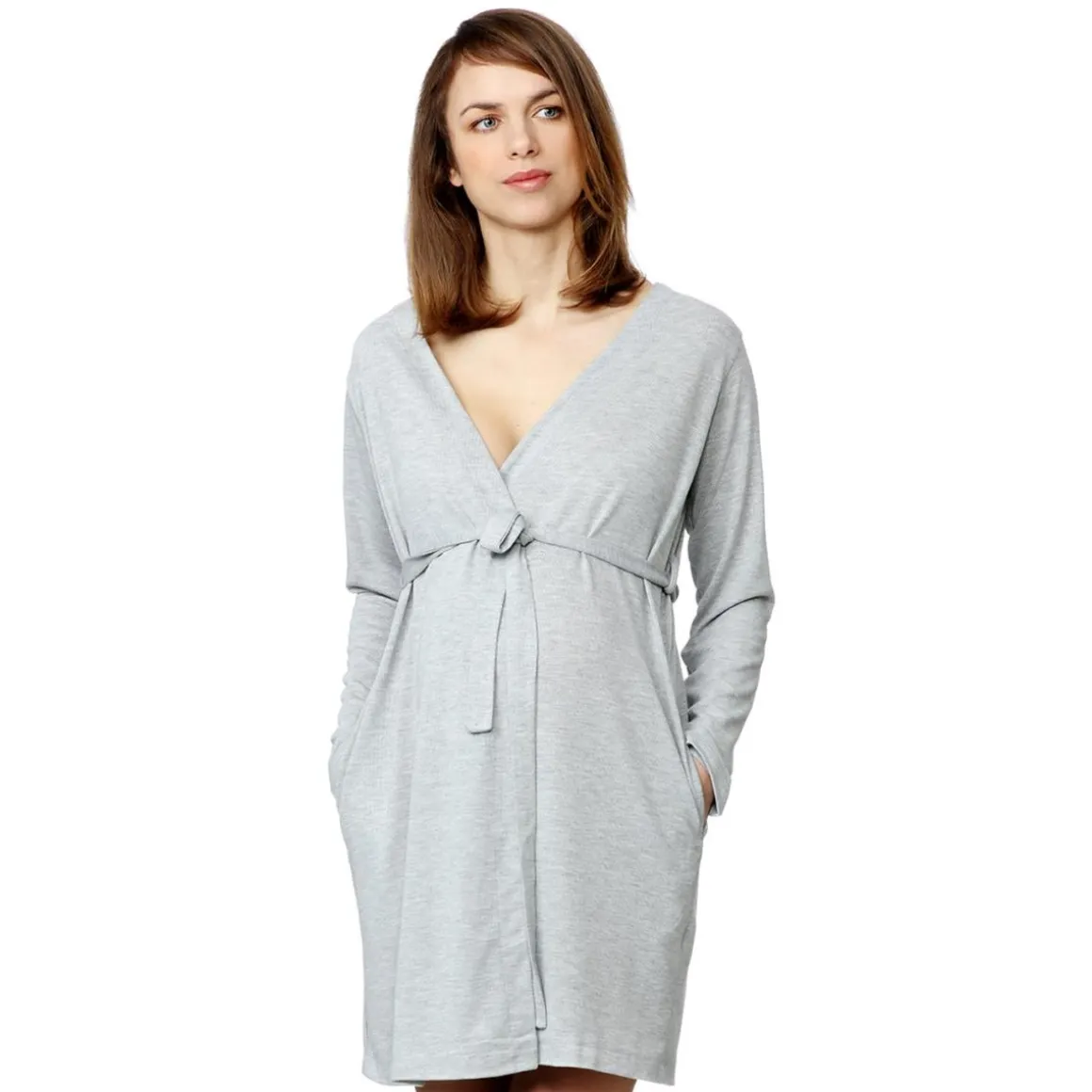 Bata de estar por casa en gris claro: suavidad y estilo