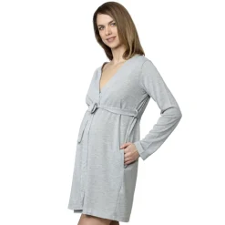 Bata de estar por casa en gris claro: suavidad y estilo