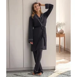 Bata premamá negra con bordes blancos