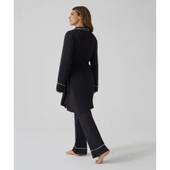 Bata premamá negra con bordes blancos