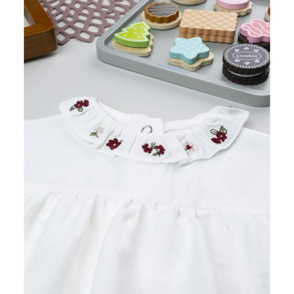 Body de niña blanco con cuello bordado