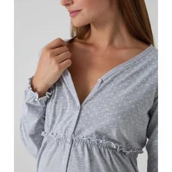 Camisa de noche premamá gris con lunares y volantes