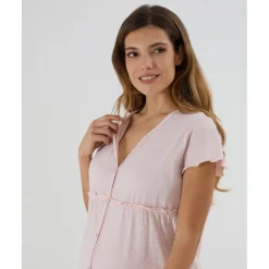 Camisa de noche premamá rosa con lunares blancos