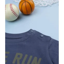 Camiseta azul con estampado 