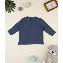 Camiseta azul con estampado montaña para niño