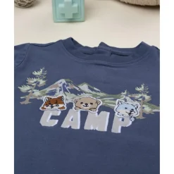 Camiseta azul con estampado montaña para niño