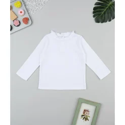 Camiseta blanca con cuello trabajado para niña
