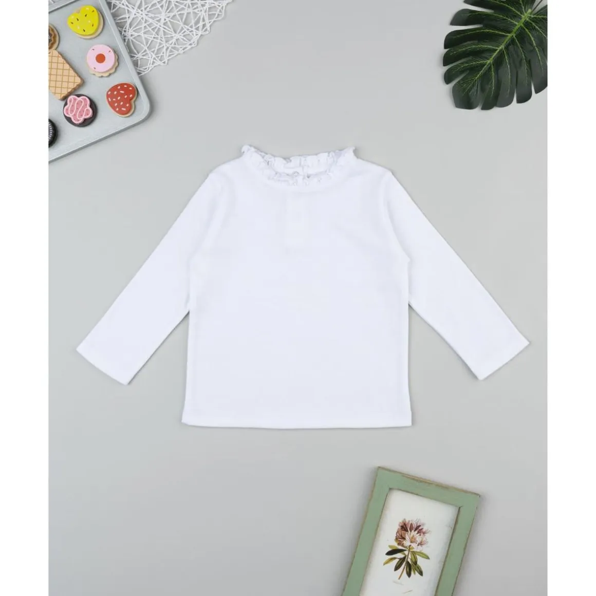 Camiseta blanca con cuello trabajado para niña