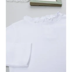 Camiseta blanca con cuello trabajado para niña