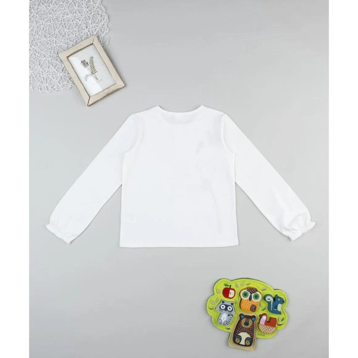 Camiseta blanca con flores niña