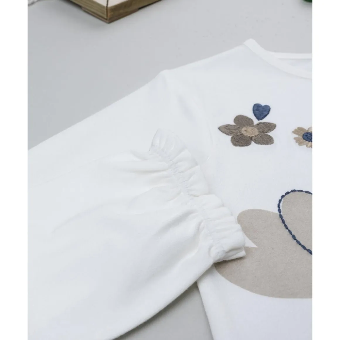 Camiseta blanca con flores niña