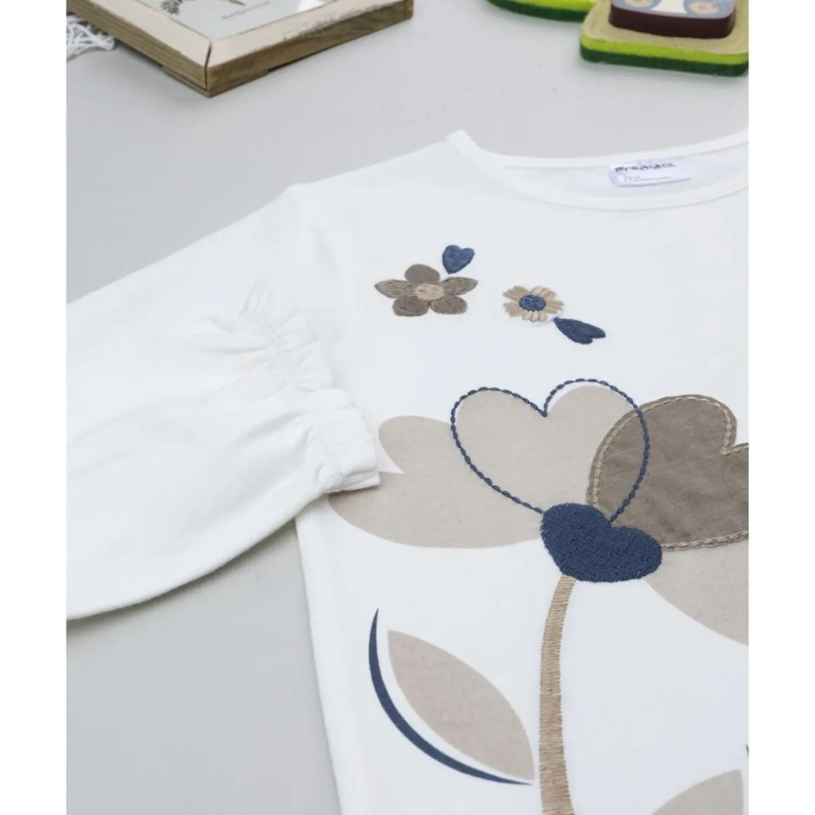 Camiseta blanca con flores niña