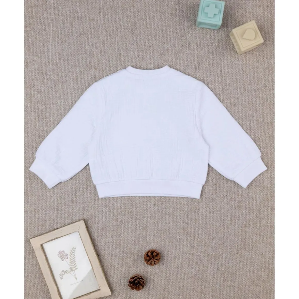 Camiseta blanca de cuello redondo para niño