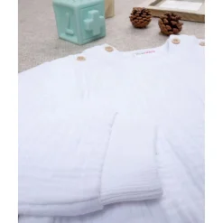 Camiseta blanca de cuello redondo para niño