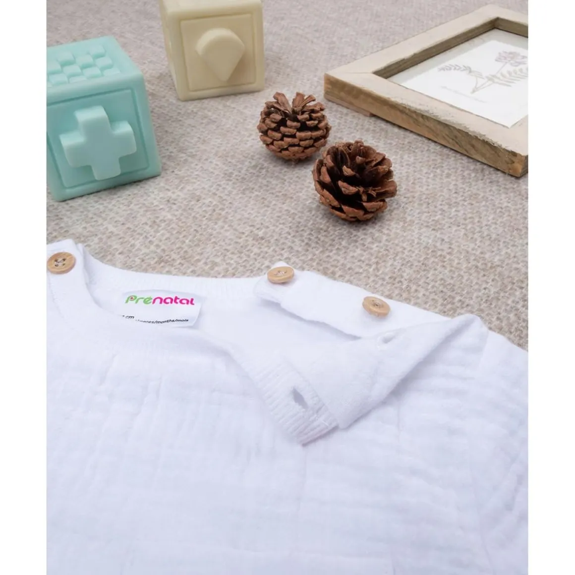 Camiseta blanca de cuello redondo para niño