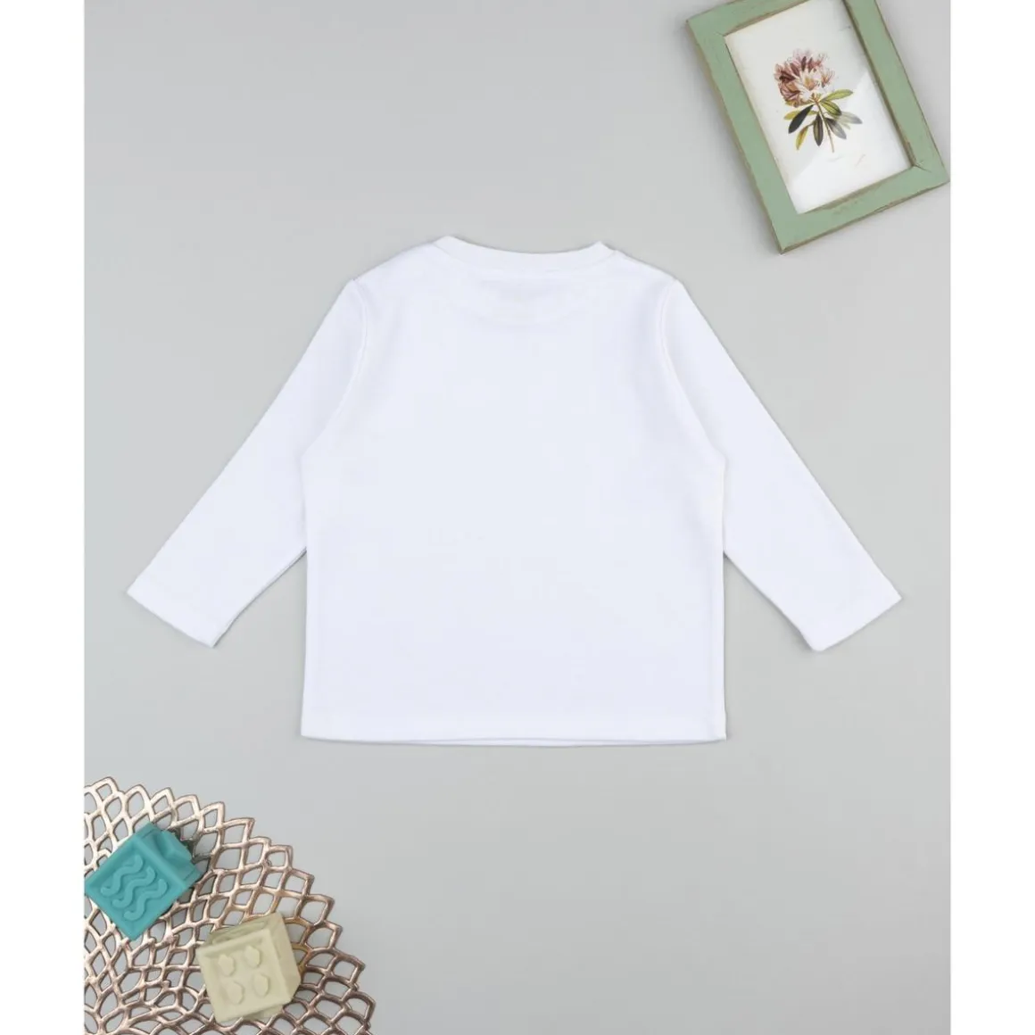 Camiseta blanca de manga larga para niño