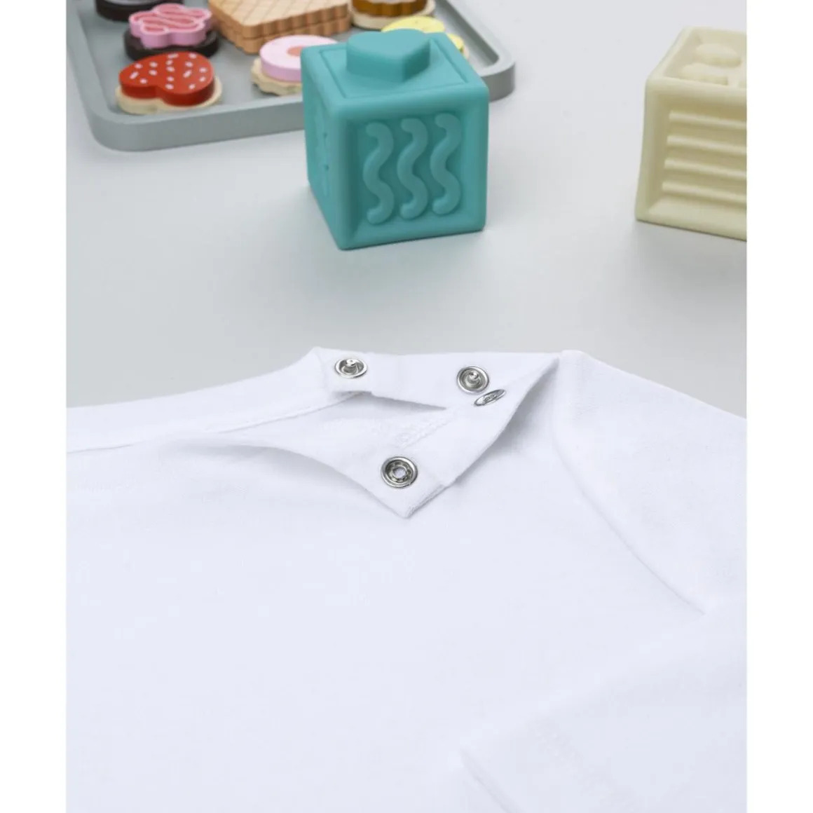 Camiseta blanca de manga larga para niño