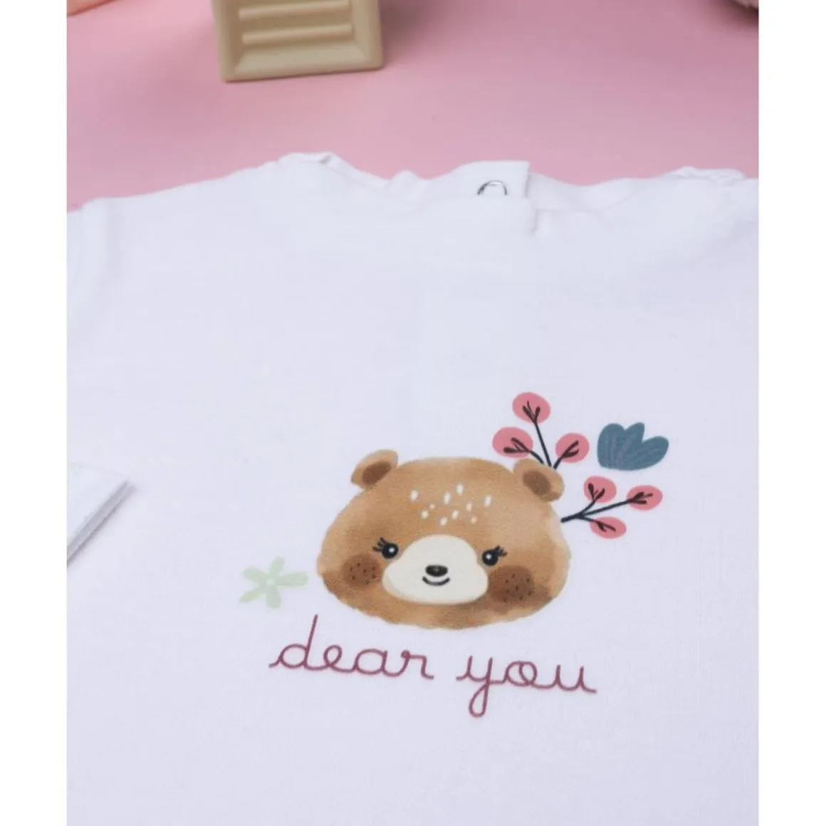 Camiseta cuello alto niña blanca con osito