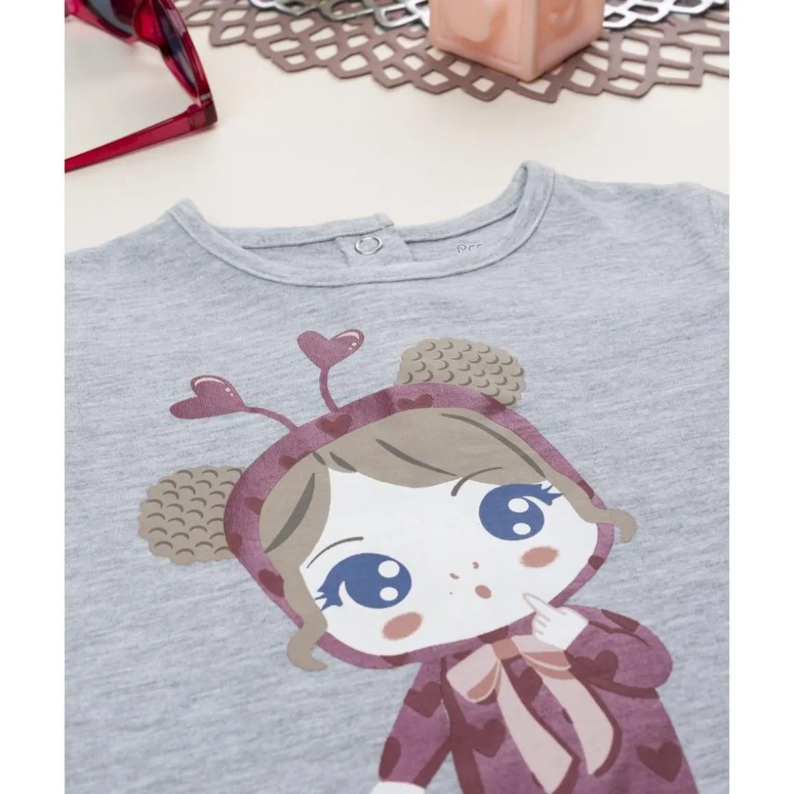 Camiseta de niña gris con estampado