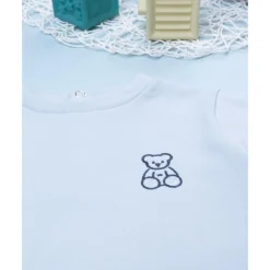 Camiseta de niño azul con parche de oso