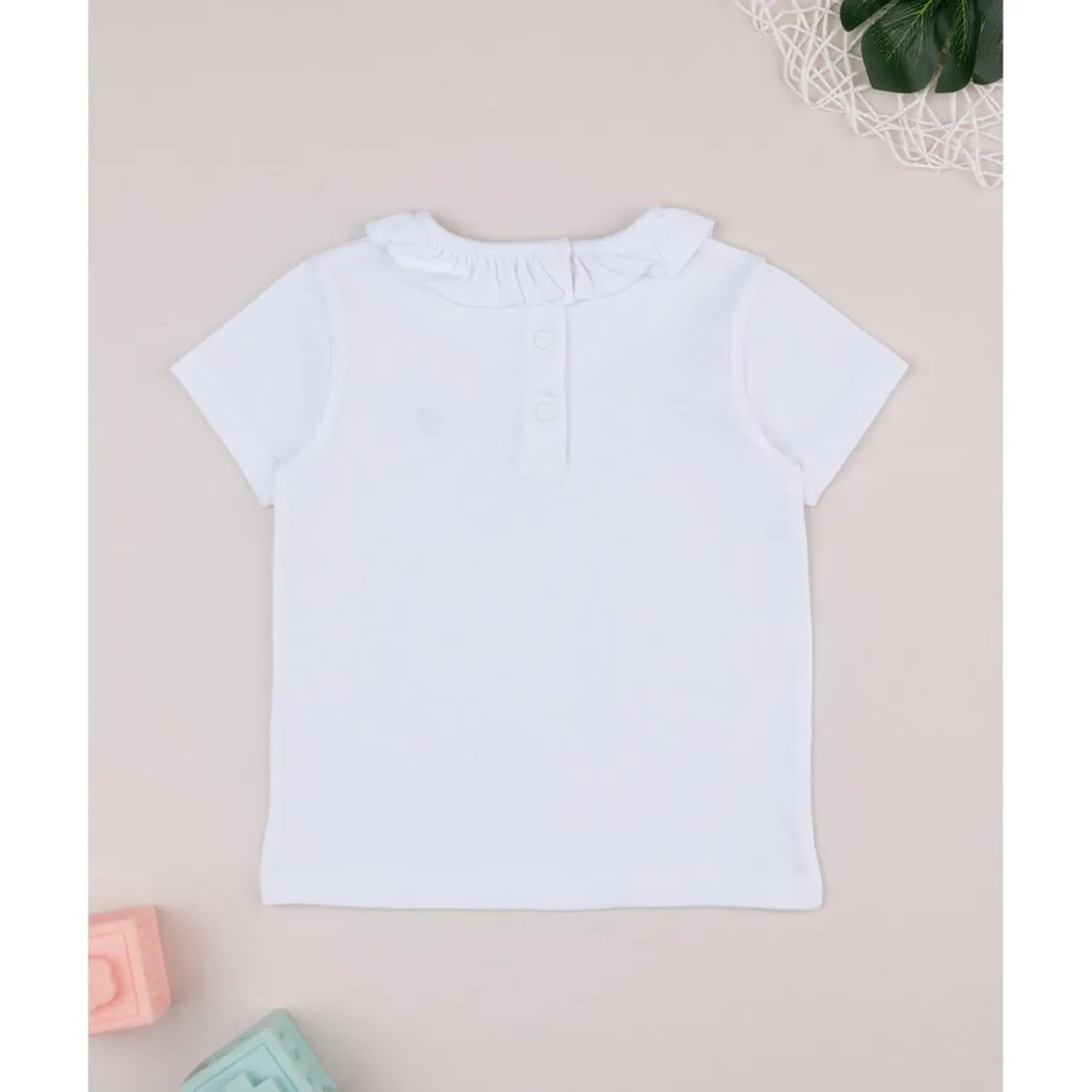 Camiseta Niña Blanca con Detalle de Margarita y Cuello Colgante