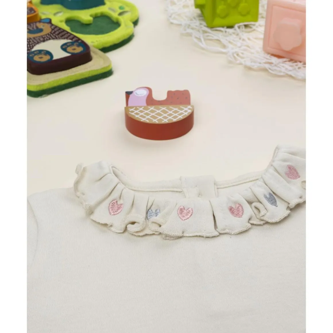 Camiseta niña color crema con bordado cuello