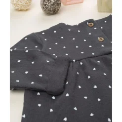 Camiseta niña gris con corazones