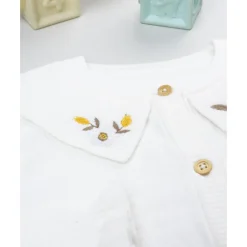 Cardigan blanco con bordados para niña