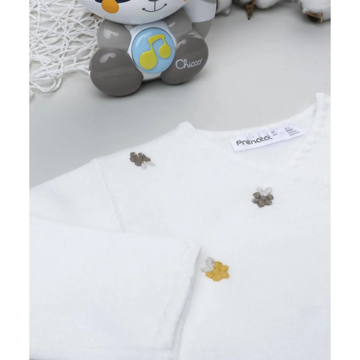 Cardigan tricot blanco para bebé niña con bordados florales