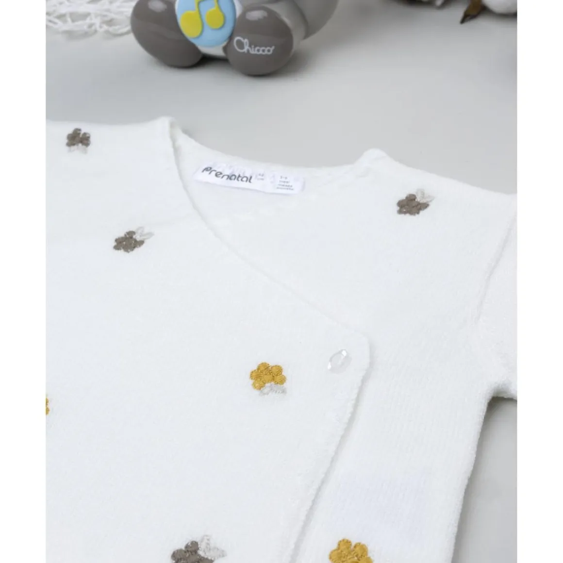 Cardigan tricot blanco para bebé niña con bordados florales