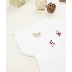 Chaleco de niña blanco bordado