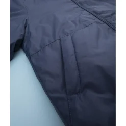 Chaqueta cortavientos azul con forro polar