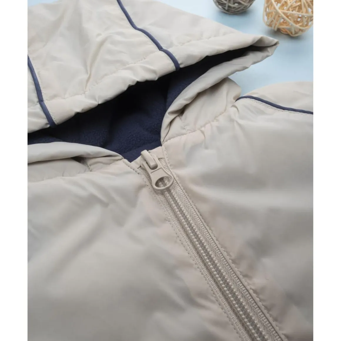 Chaqueta infantil beige en material reciclado
