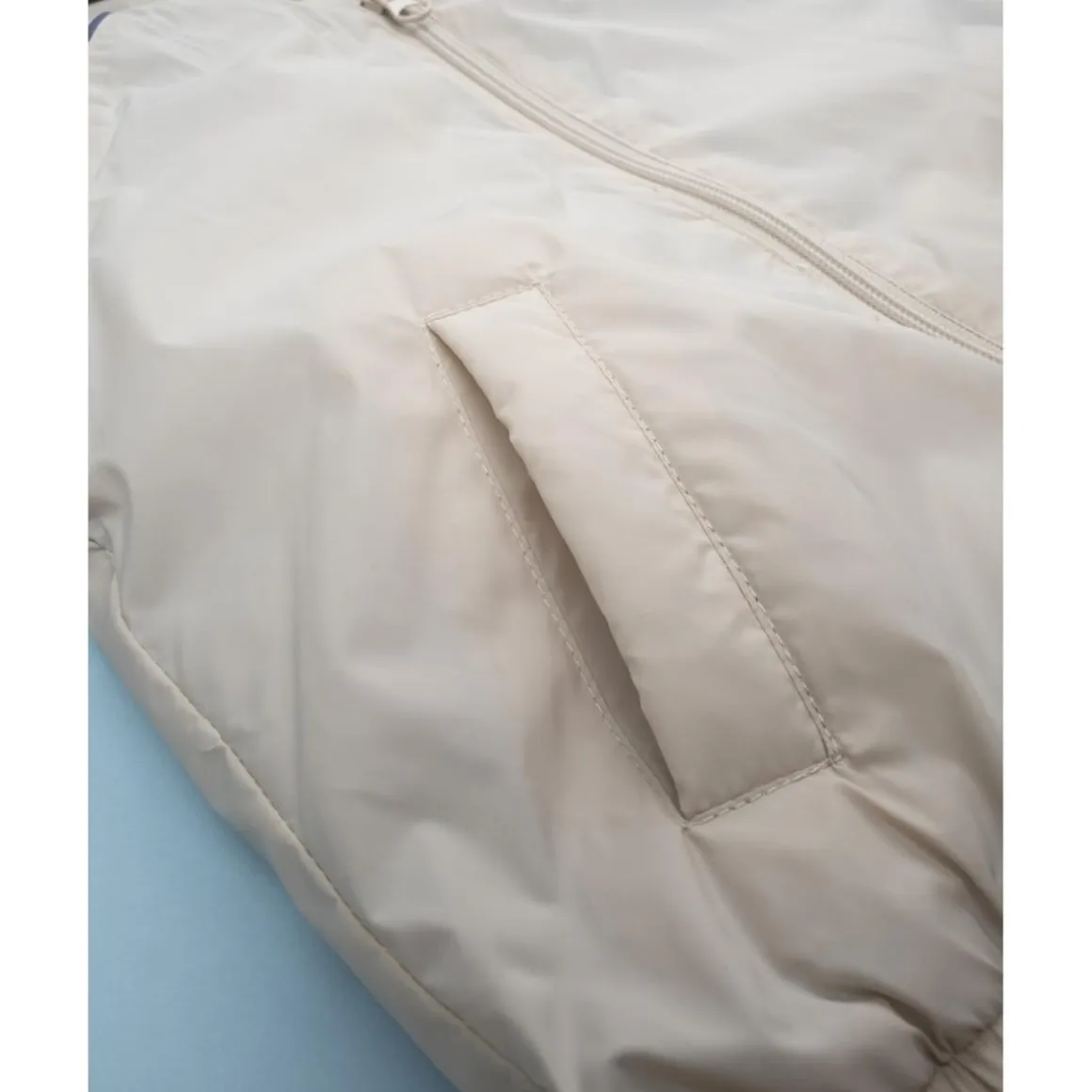 Chaqueta infantil beige en material reciclado