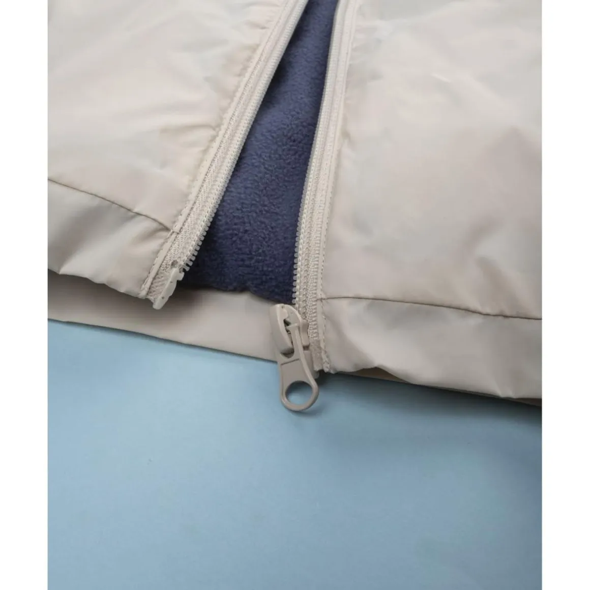 Chaqueta infantil beige en material reciclado