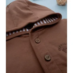Chaqueta marrón con capucha para niño
