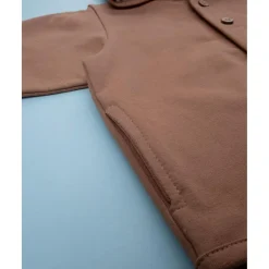 Chaqueta marrón con capucha para niño