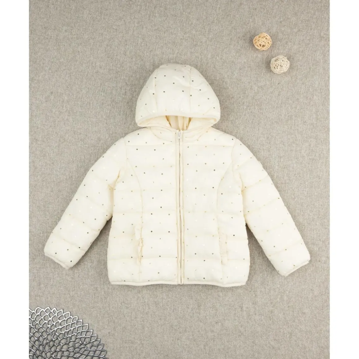Chaqueta niña color crema con capucha y topos foil