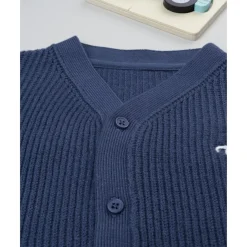 Cárdigan de niño azul tricotado