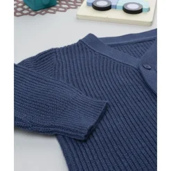 Cárdigan de niño azul tricotado