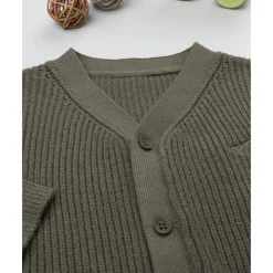 Cárdigan de niño verde tricotado