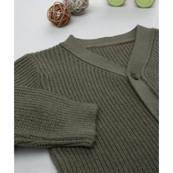 Cárdigan de niño verde tricotado