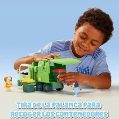 Famosa - Bluey - Camión de juguete educativo sobre reciclaje con figura de perrito y accesorios ㅤ