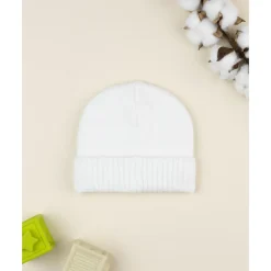 Gorro de punto blanco con lazo para niña