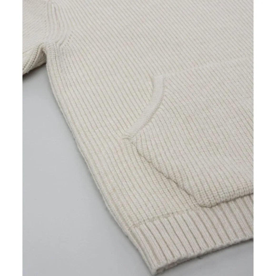 Jersey de niño beige con bolsillo